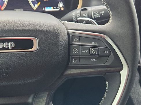 Used 2023 Jeep Grand Cherokee Limited image 23
