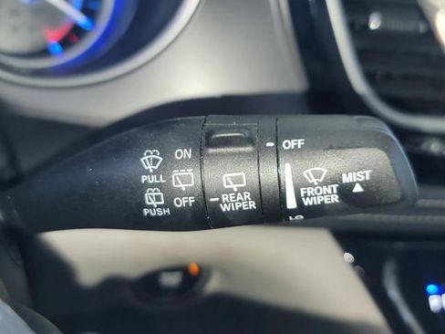 Used 2023 Chrysler Pacifica Touring-L FWD image 14