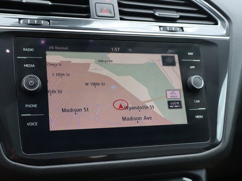 Used 2019 Volkswagen Tiguan SEL Premium AWD/4WD image 16