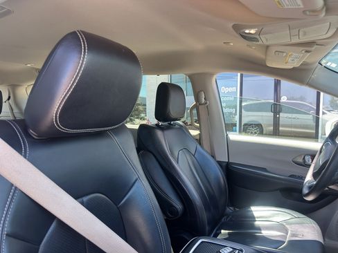 Used 2022 Chrysler Pacifica Touring-L FWD image 12