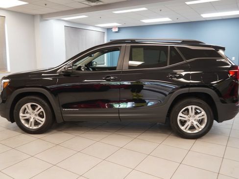 Used 2024 GMC Terrain SLE w/ Driver Convenience Package FWD image 2