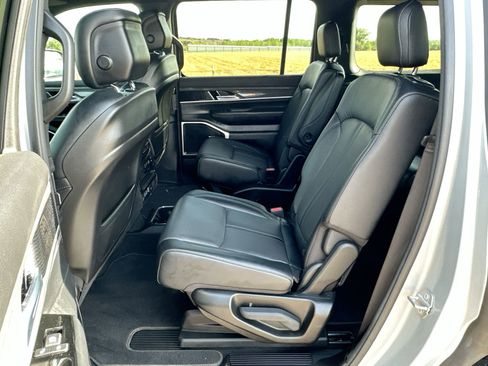 Used 2022 Jeep Wagoneer Series III w/ Flexible Seating Group AWD/4WD image 23