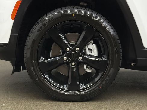 Used 2024 Jeep Grand Cherokee L Altitude AWD/4WD image 10