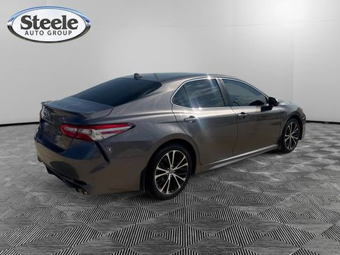 Used 2019 Toyota Camry SE FWD image 5