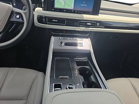 Used 2025 Lincoln Aviator AWD image 13