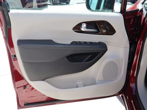 Used 2023 Chrysler Pacifica Limited w/ Trailer Tow Group AWD/4WD image 23