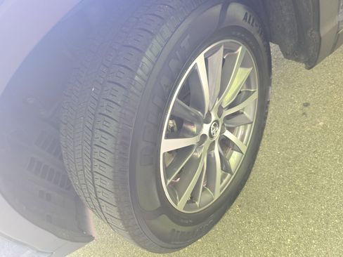 Used 2019 Toyota Highlander XLE FWD image 33