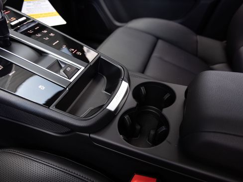 Certified 2026 Porsche Macan AWD/4WD image 18