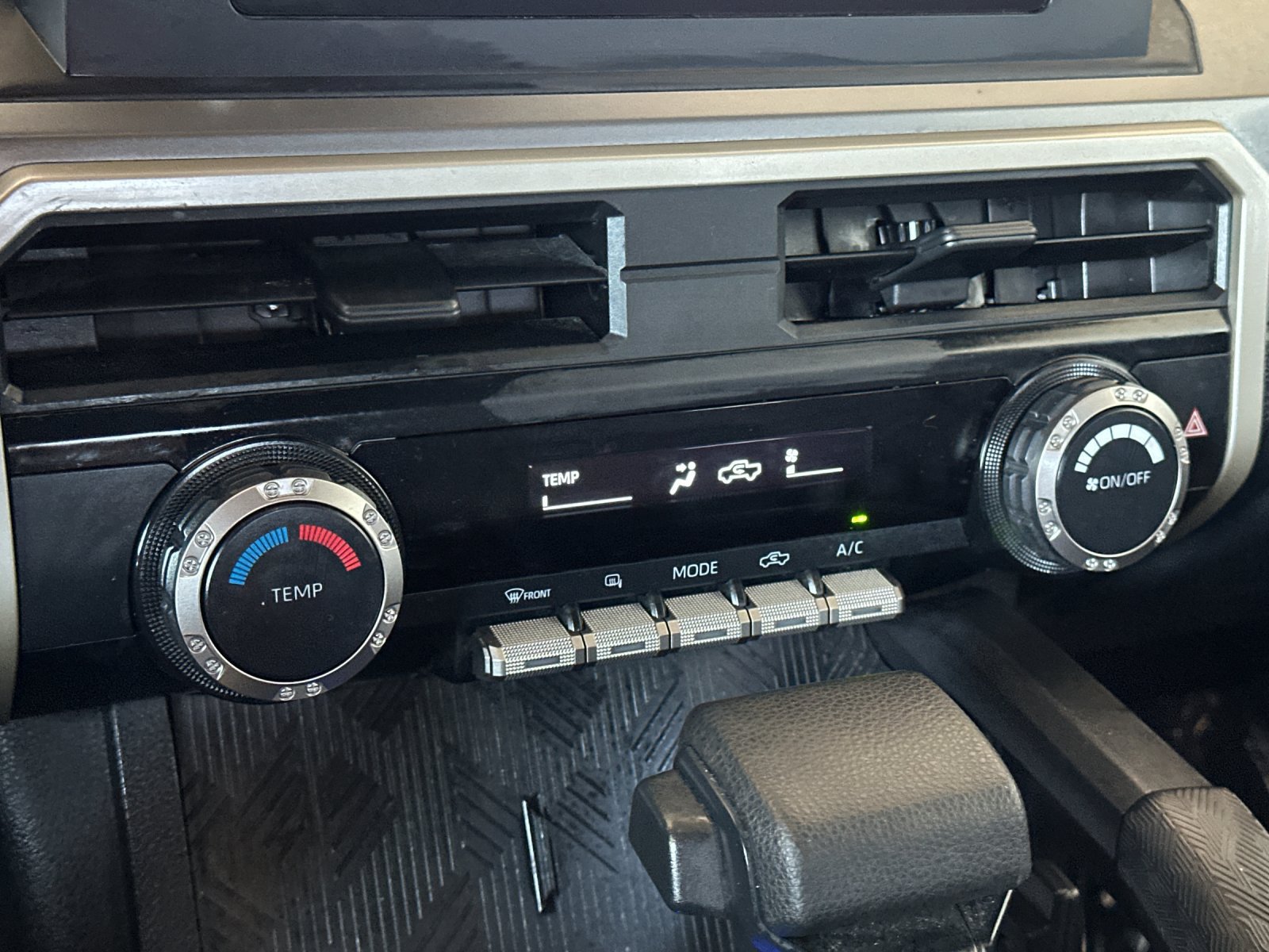 Used 2024 Toyota Tacoma SR5 AWD/4WD image 17