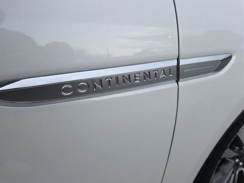 Used 2019 Lincoln Continental Select image 8