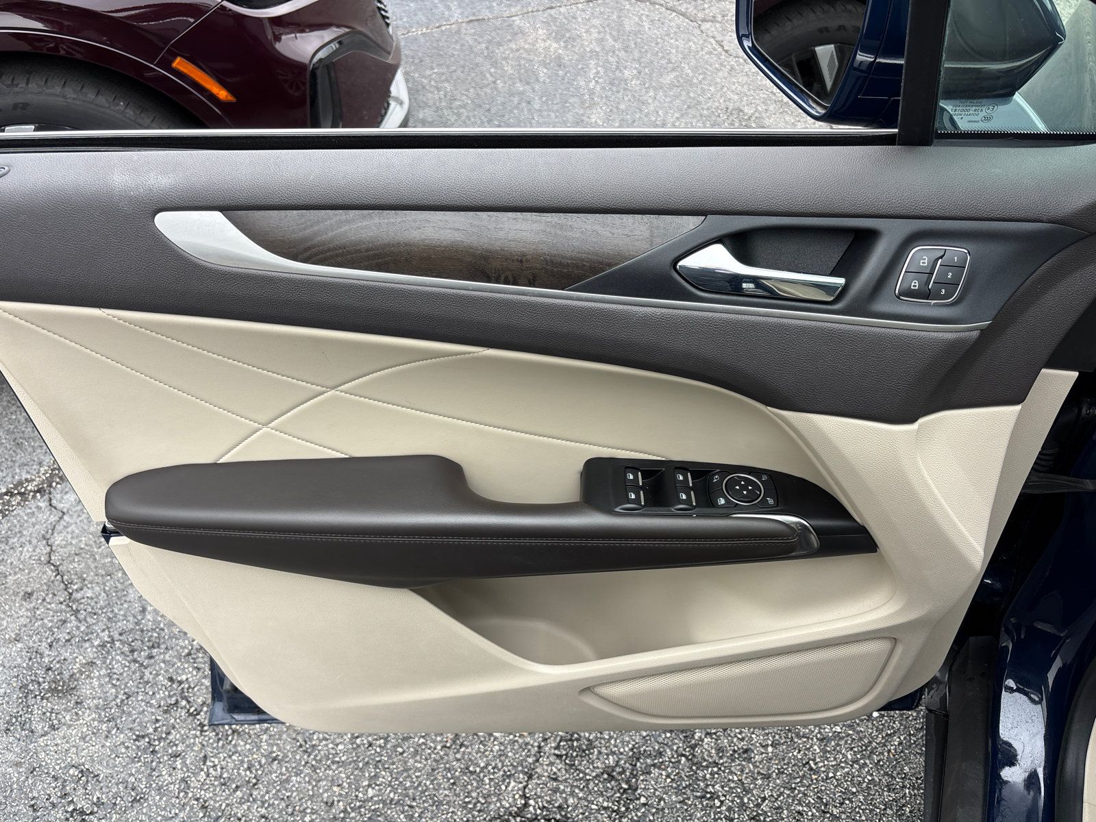 Used 2019 Lincoln MKC Reserve w/ MKC Climate Package FWD image 11
