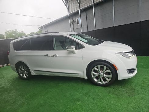 Used 2017 Chrysler Pacifica Limited FWD image 3