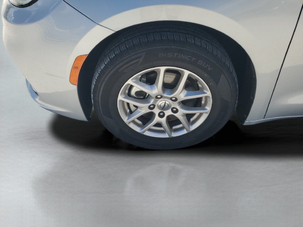 Used 2024 Chrysler Pacifica Touring-L FWD image 26