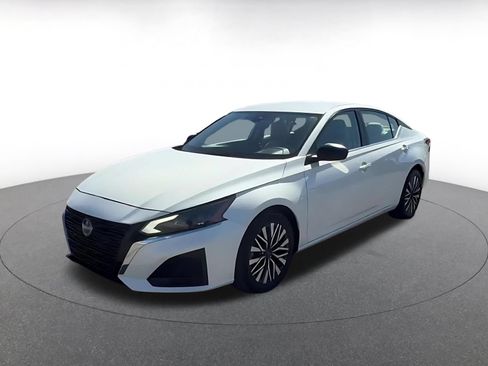 Used 2025 Nissan Altima 2.5 SV FWD image 4