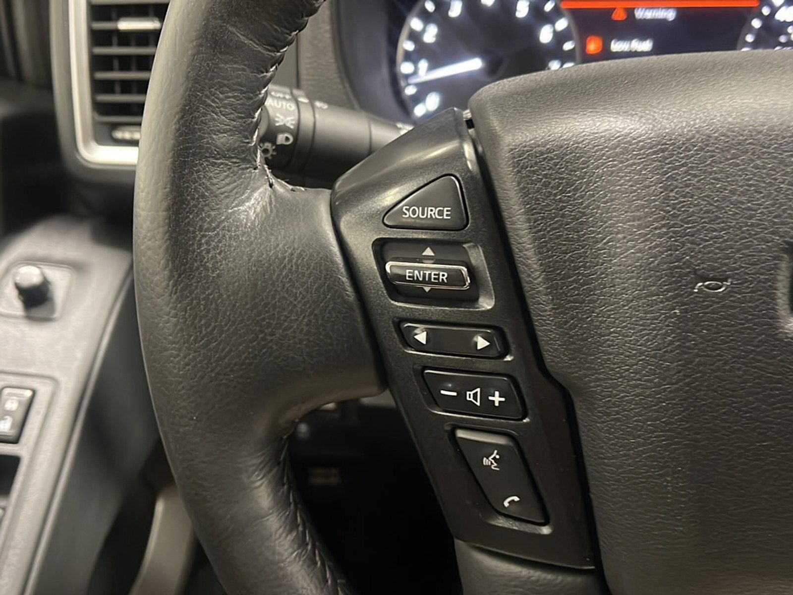 Used 2023 Nissan Frontier SV AWD/4WD image 6