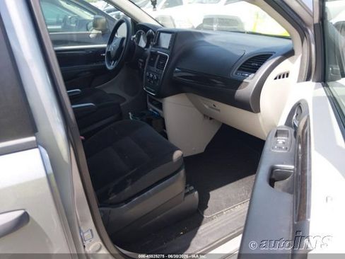 Used 2019 Dodge Grand Caravan SE w/ UConnect Hands-Free Group FWD image 2