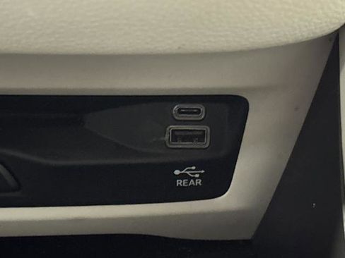 Used 2023 Chrysler Pacifica Limited w/ Uconnect Theater Family Group image 26