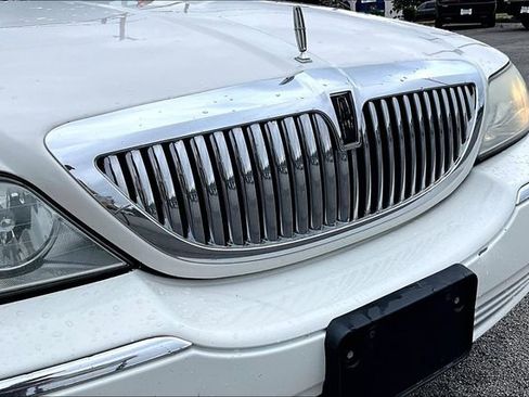 Used 2003 Lincoln Town Car Signature RWD image 22