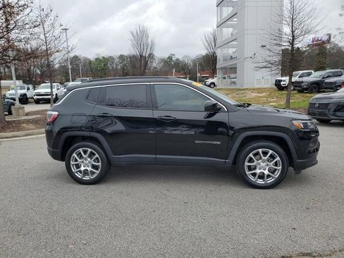 Used 2022 Jeep Compass Latitude image 2