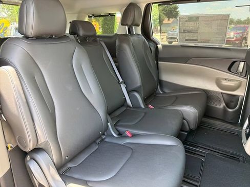 New 2026 Kia Carnival EX FWD image 22