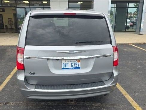 Used 2015 Chrysler Town & Country Touring FWD image 6