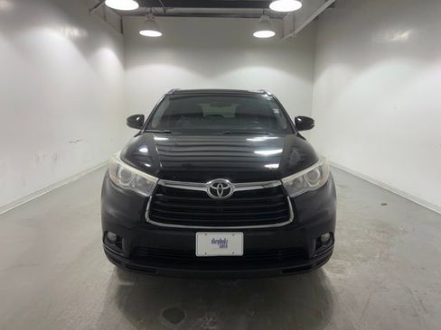 Used 2016 Toyota Highlander XLE image 2