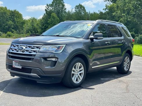 Used 2019 Ford Explorer XLT w/ Equipment Group 202A AWD/4WD image 3