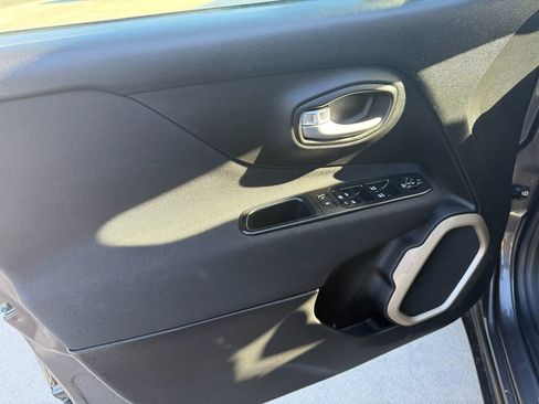 Used 2016 Jeep Renegade Latitude w/ Cold Weather Group image 9