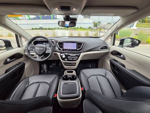 Used 2024 Chrysler Pacifica Touring-L FWD image 27