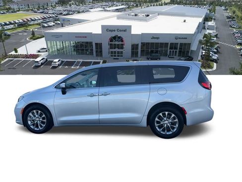 Used 2023 Chrysler Pacifica Touring-L image 37