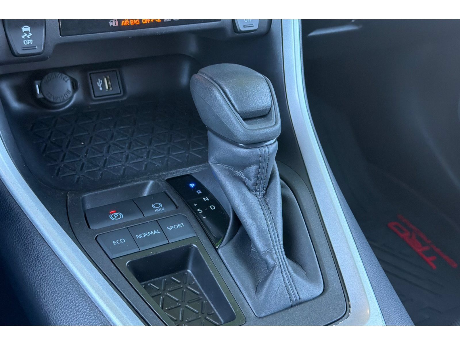 Used 2025 Toyota RAV4 XLE FWD image 24