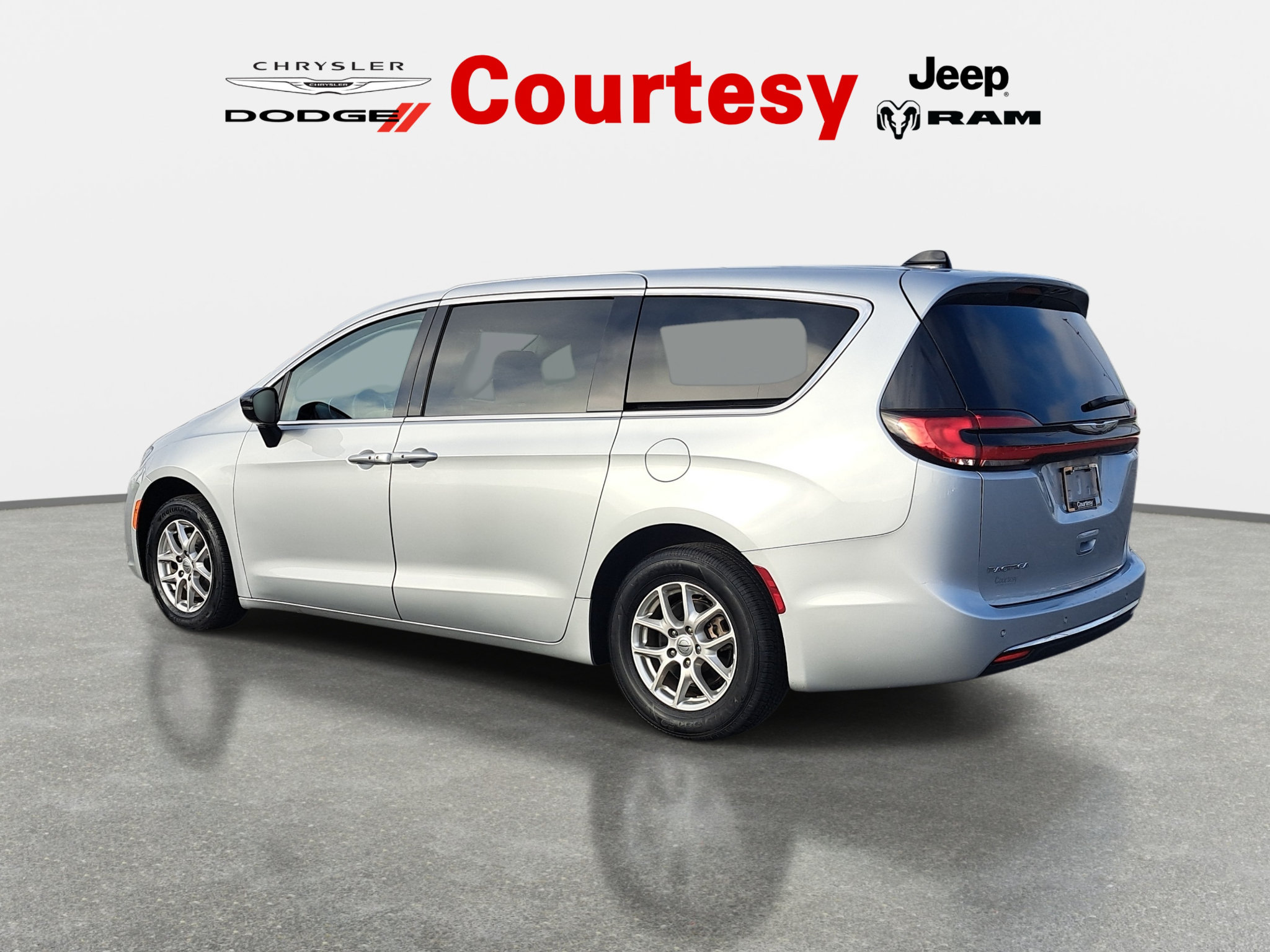 Used 2024 Chrysler Pacifica Touring-L FWD image 6