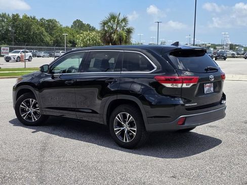 Used 2018 Toyota Highlander Plus FWD image 4