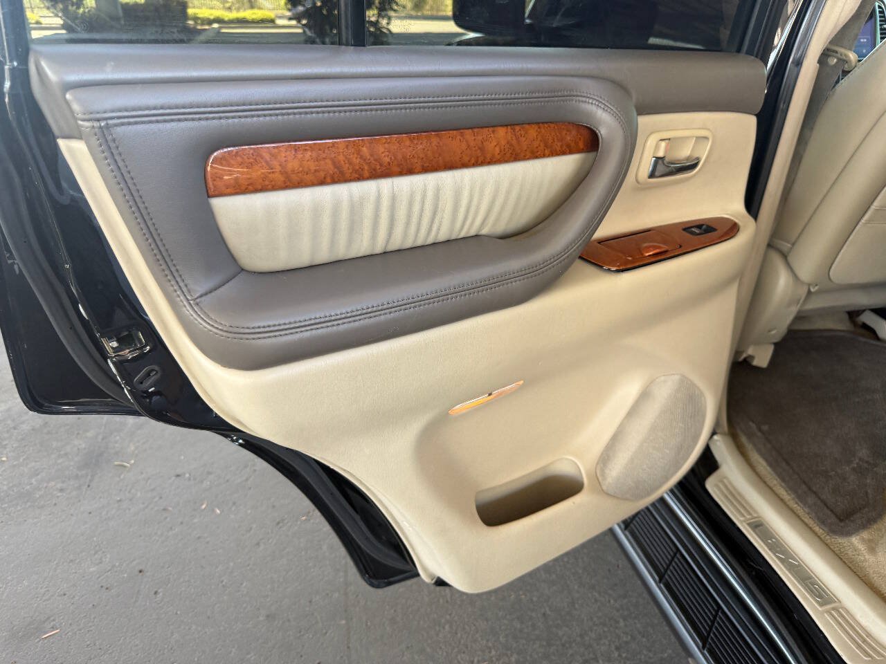 Used 2006 Lexus LX 470 4WD w/ Preferred Accessory Pkg image 13