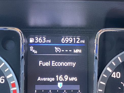 Used 2019 Nissan Titan SV w/ SV Convenience Package AWD/4WD image 23