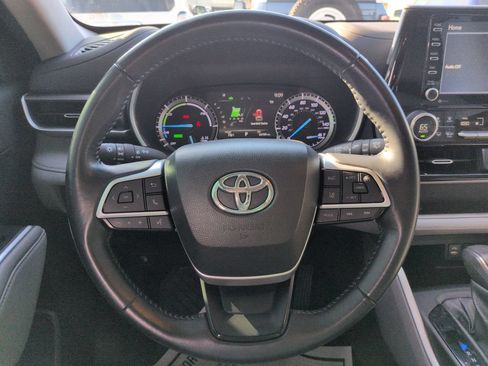 Used 2022 Toyota Highlander XLE FWD image 14