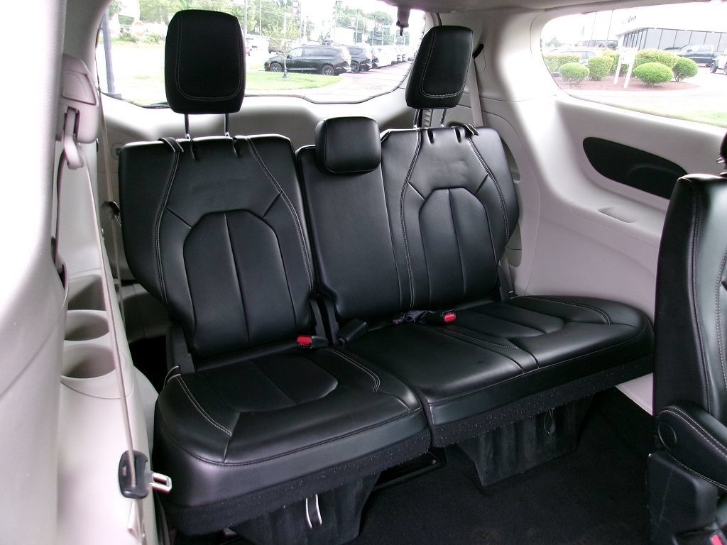 Certified 2023 Chrysler Pacifica Touring-L FWD image 10