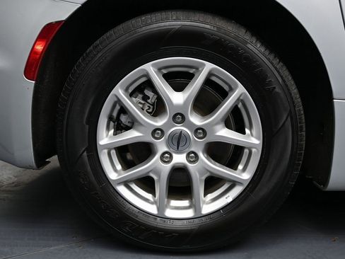 Used 2024 Chrysler Pacifica Touring-L image 13