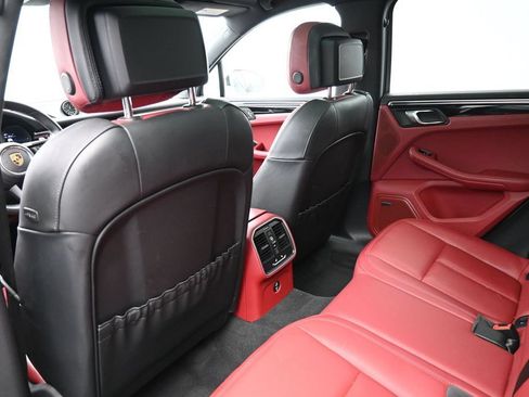 Certified 2024 Porsche Macan S AWD/4WD image 8