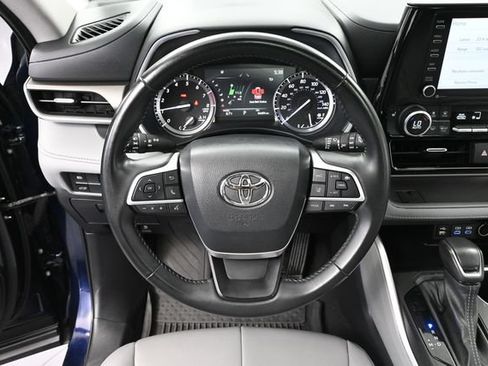 Used 2022 Toyota Highlander XLE AWD/4WD image 26