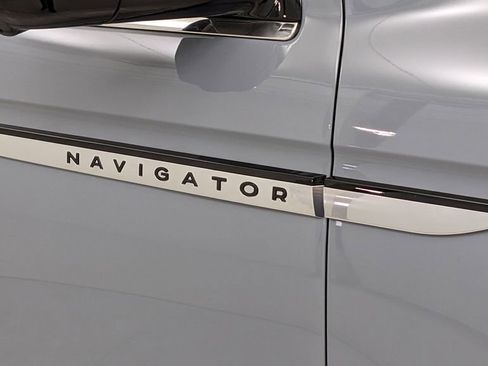 Used 2025 Lincoln Navigator Reserve image 45