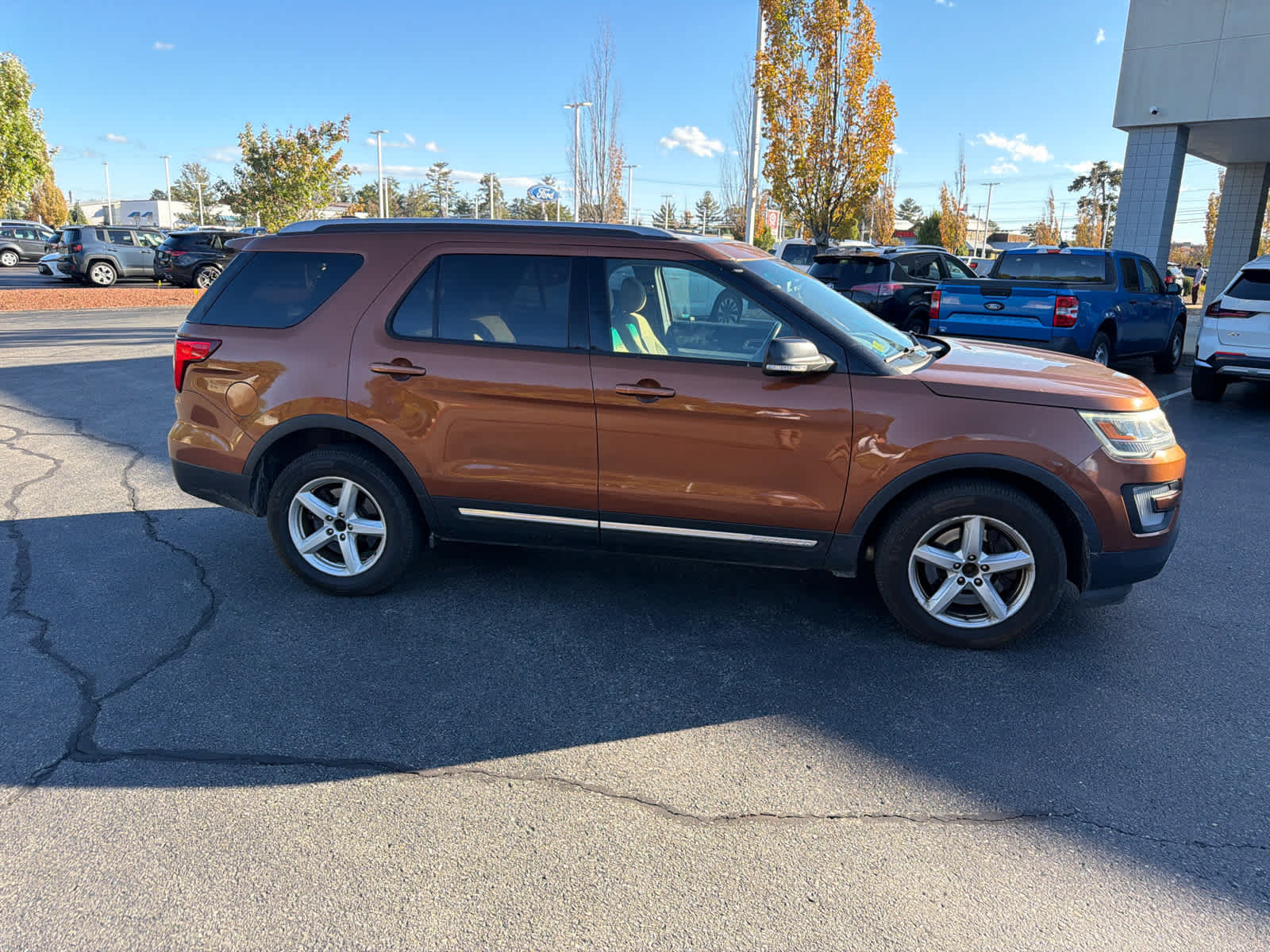Used 2017 Ford Explorer XLT w/ Equipment Group 201A AWD/4WD image 7