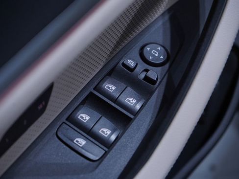 Used 2022 BMW i4 eDrive40 w/ M Sport Package image 17