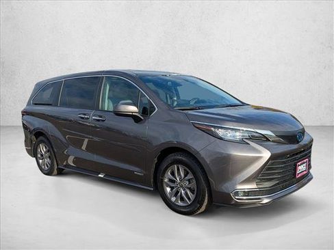 Used 2021 Toyota Sienna XLE image 3