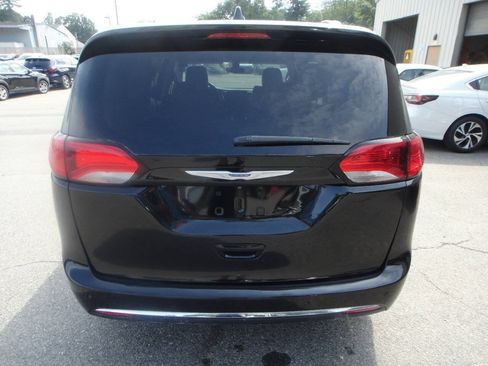Used 2018 Chrysler Pacifica Touring-L FWD image 5