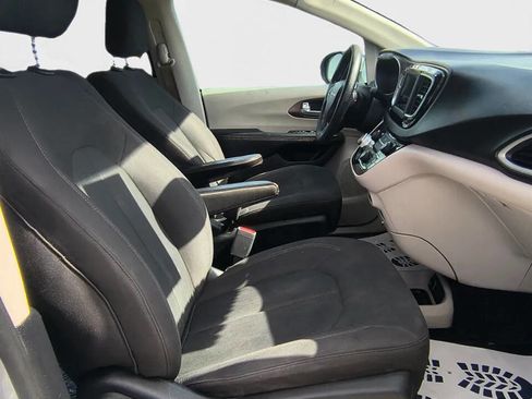 Used 2019 Chrysler Pacifica LX w/ Tire & Wheel Group image 13