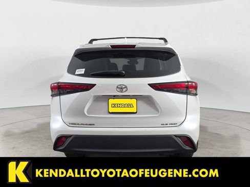 Used 2023 Toyota Highlander XLE AWD/4WD image 4