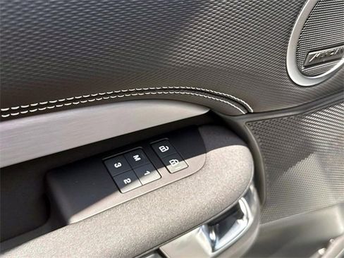 New 2025 Land Rover Discovery Dynamic SE image 16