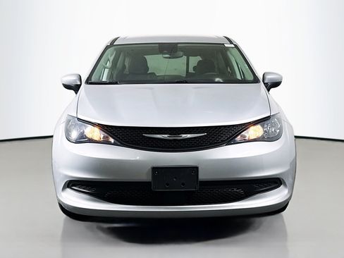 Used 2023 Chrysler Voyager LX FWD image 2