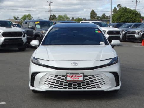 Used 2025 Toyota Camry XSE FWD image 3